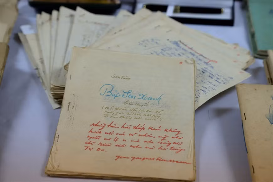 Trung tâm Lưu trữ quốc gia III tiếp nhận tài liệu về Bác Hồ do gia đình nhà văn Sơn Tùng trao tặng ảnh 1