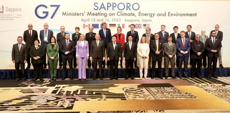 Các đại biểu dự phiên họp toàn thể của Hội nghị Bộ trưởng G7 về khí hậu, năng lượng và môi trường tại Sapporo (Nhật Bản), ngày 15/4 chụp ảnh lưu niệm.