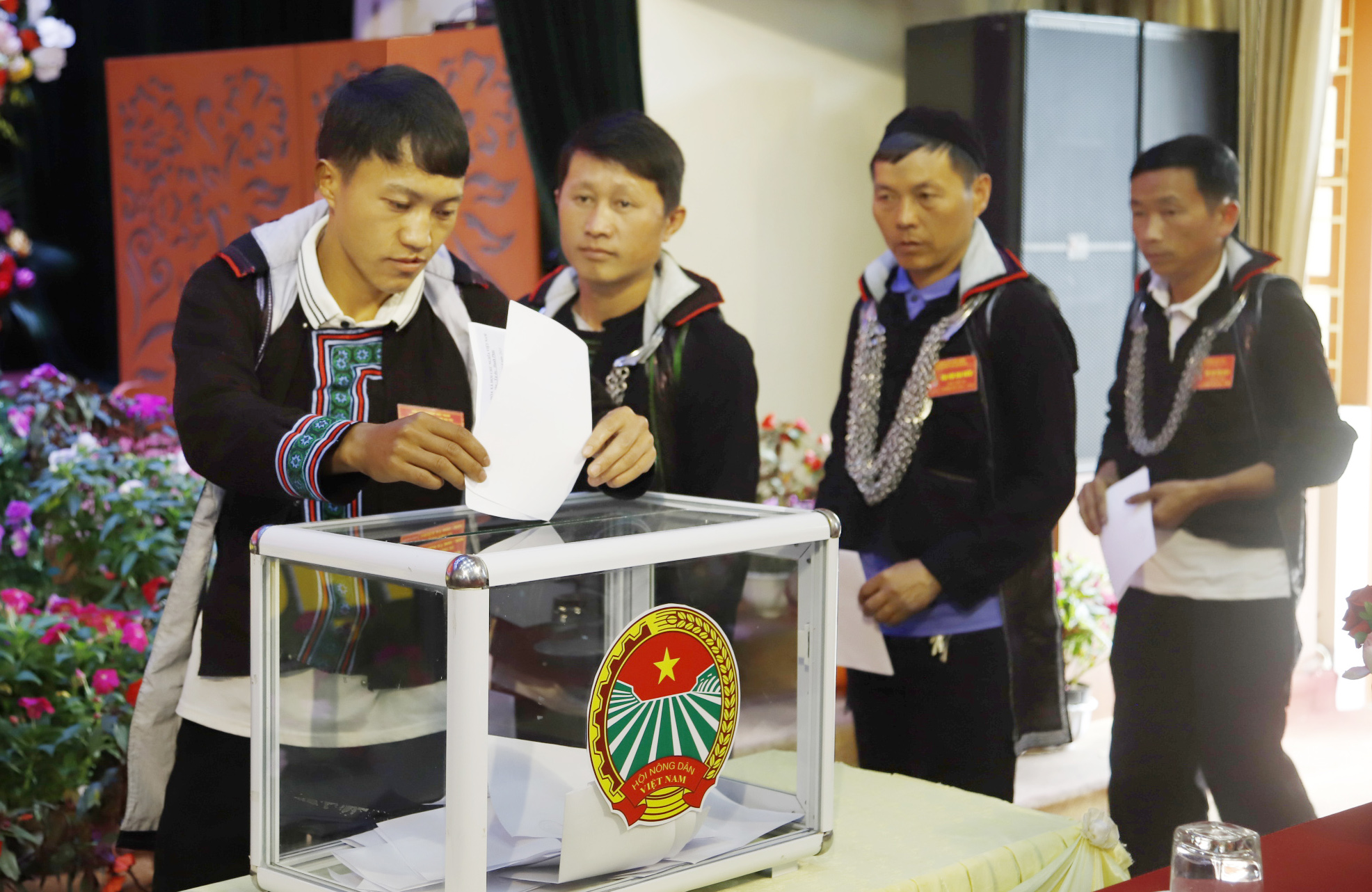 Các đại biểu bỏ phiếu bầu Ban chấp hành Hội Nông dân thị xã Sa Pa nhiệm kỳ 2023 - 2028. _MG_8592.JPG