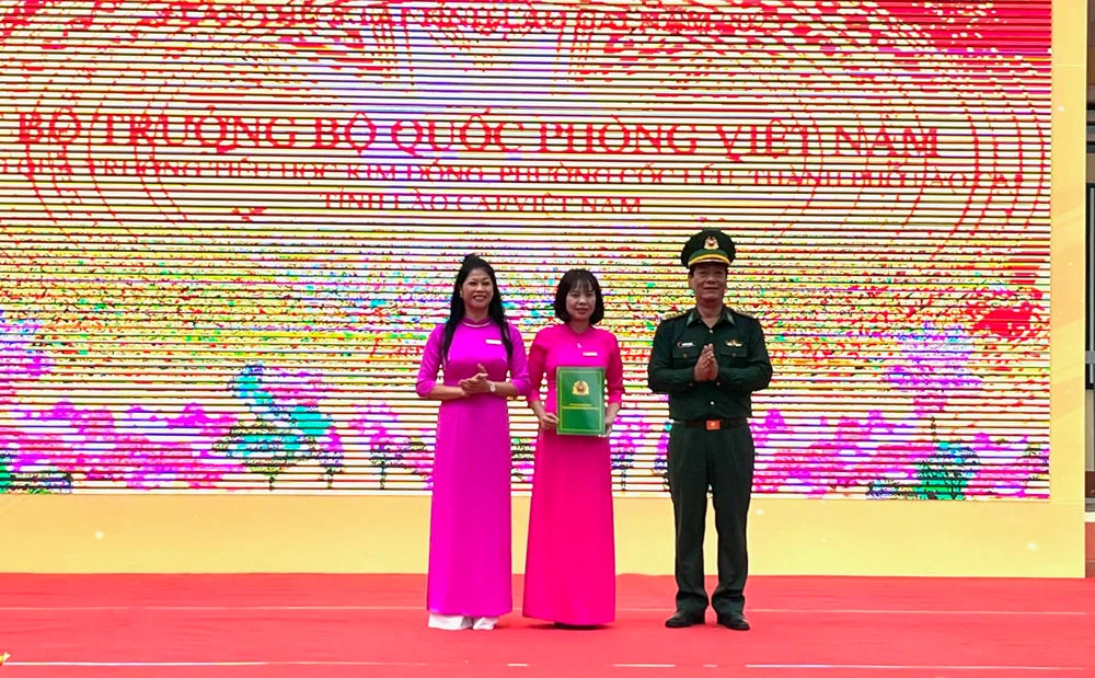 Đại tá Nguyễn Phi Khanh, Chỉ huy trưởng trao tặng màn hình Led cho Trường Tiểu học Kim Đồng.jpg