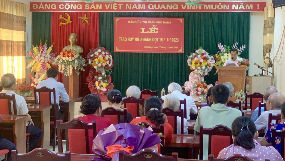 Quang cảnh buổi Lễ trao Huy hiệu Đảng.JPG