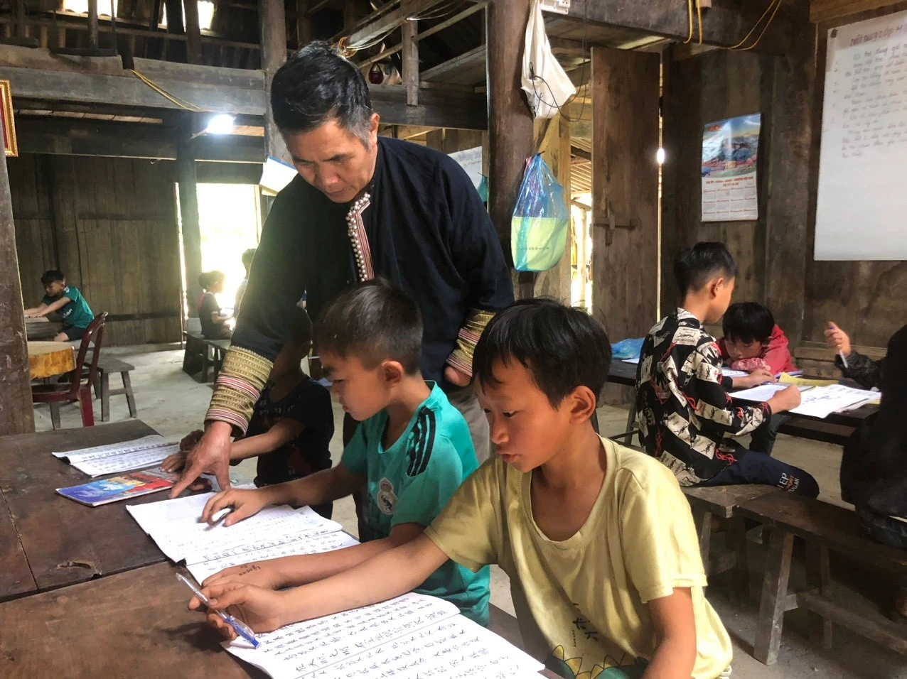 Thầy Siệu dạy cho các học trò.