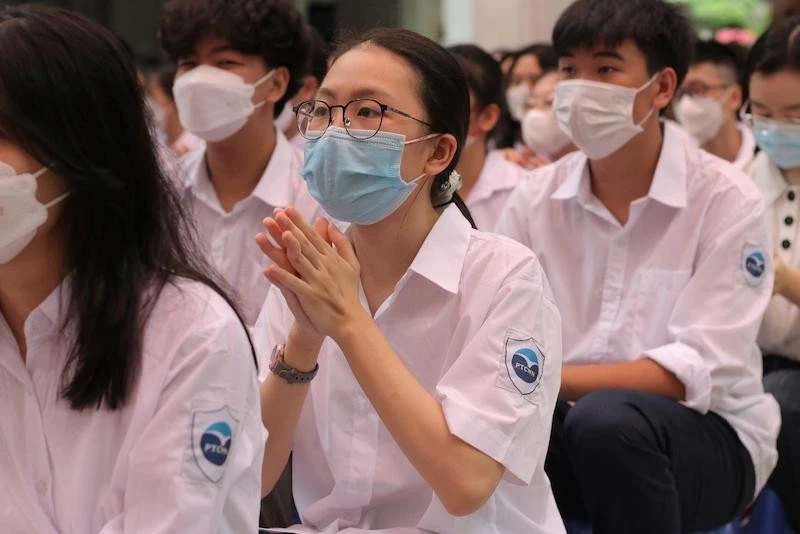 Các nhà trường tuyên truyền, phổ biến giáo dục pháp luật theo chủ đề cho học sinh, sinh viên vào những đợt cao điểm, các buổi sinh hoạt dưới cờ, sinh hoạt cuối tuần và lồng ghép vào các môn học chính khóa, các hoạt động giáo dục tập thể khác.