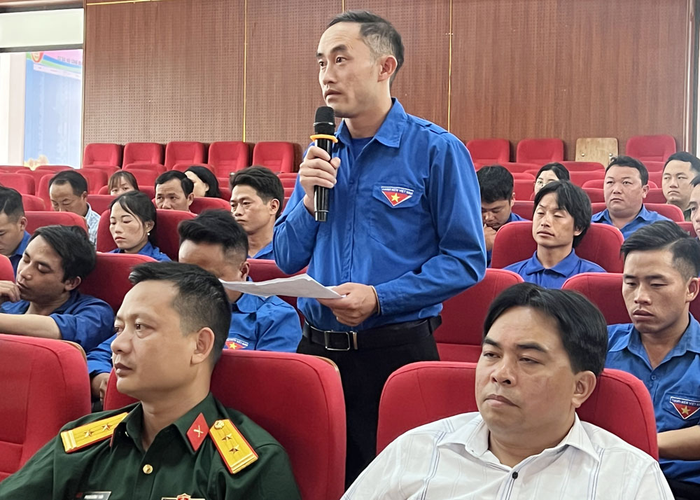 Đại diện đoàn viên, thanh niên nêu ý kiến tại hội nghị. các doan vien tham gia y kien (4).jpg
