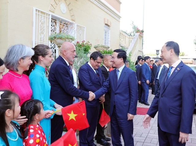 Chủ tịch nước Võ Văn Thưởng gặp gỡ cán bộ, nhân viên Đại sứ quán và cộng đồng người Việt Nam tại Italia cùng các bạn bè người Italia.