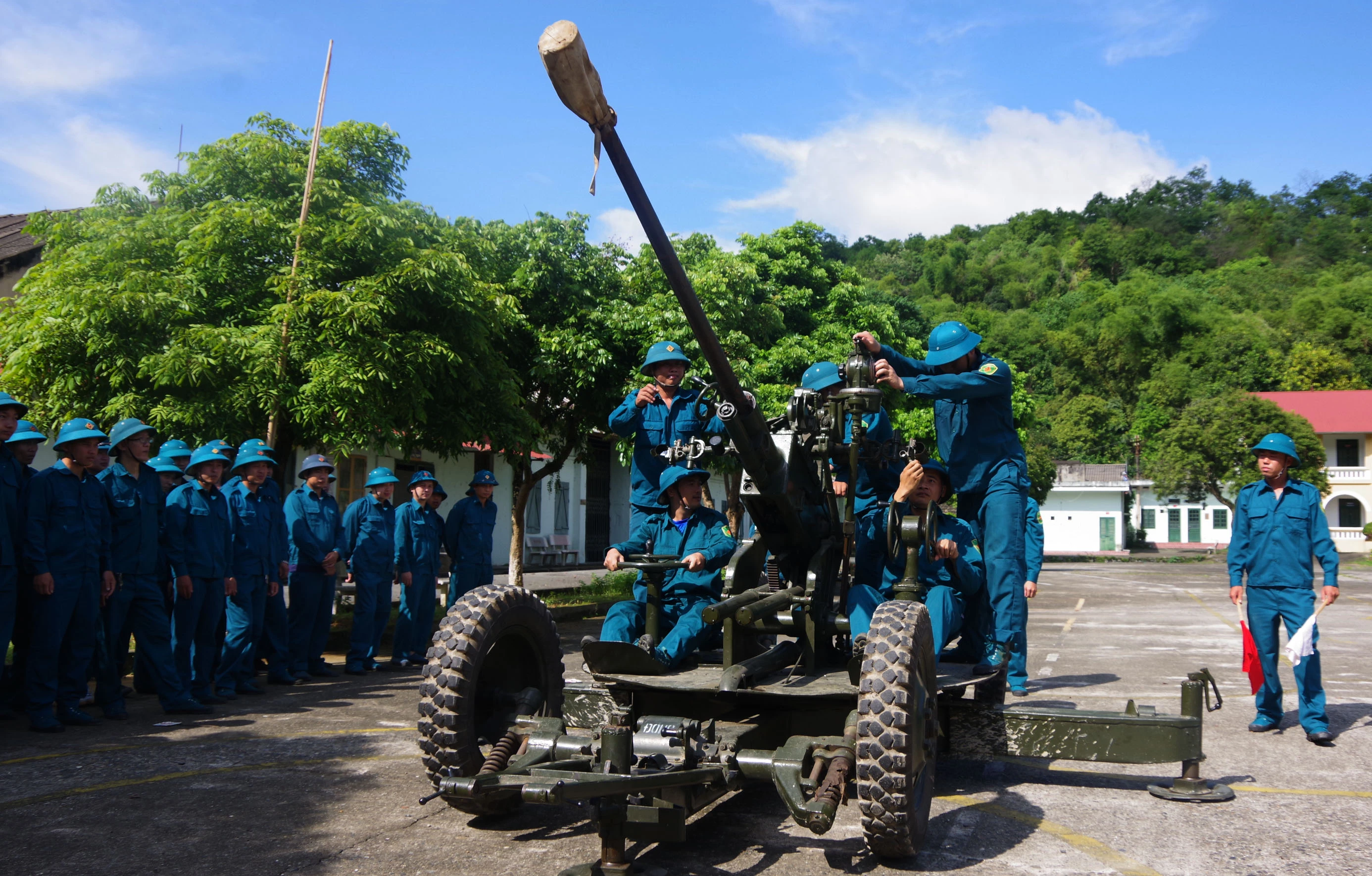Huan luyen phao phong khong 37mm, cho luc luong tu ve.JPG