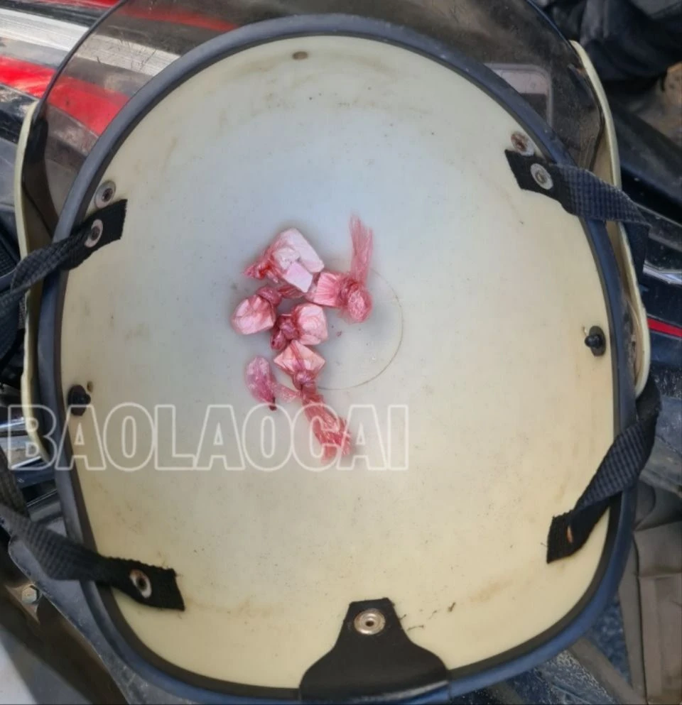 02 đối tượng cất giấu 6 gói heroim trong lớp xốp của mũ bảo hiểm.jpg