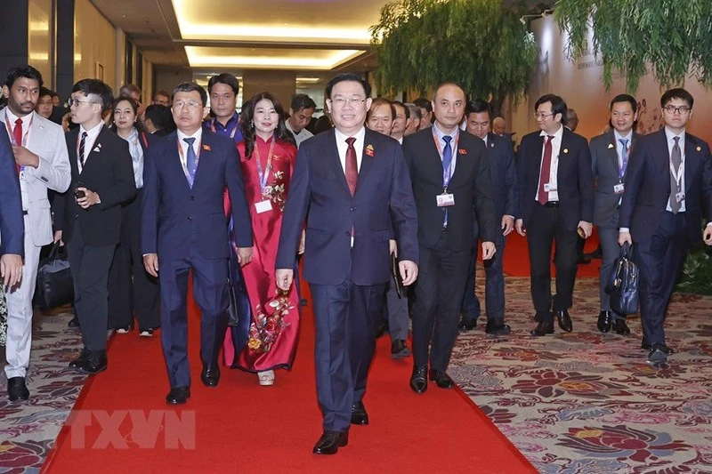 Chủ tịch Quốc hội Vương Đình Huệ và các đại biểu dự lễ khai mạc.