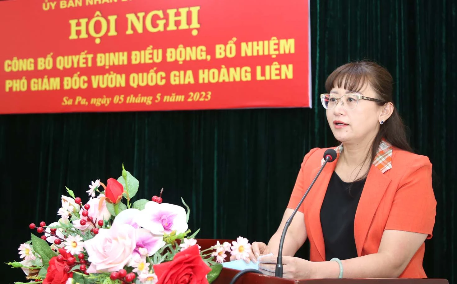 Đồng chí Giàng Thị Dung, Phó Chủ tịch UBND tỉnh phát biểu giao nhiệm vụ cho đồng chí Vũ Đức Quyền.jpg