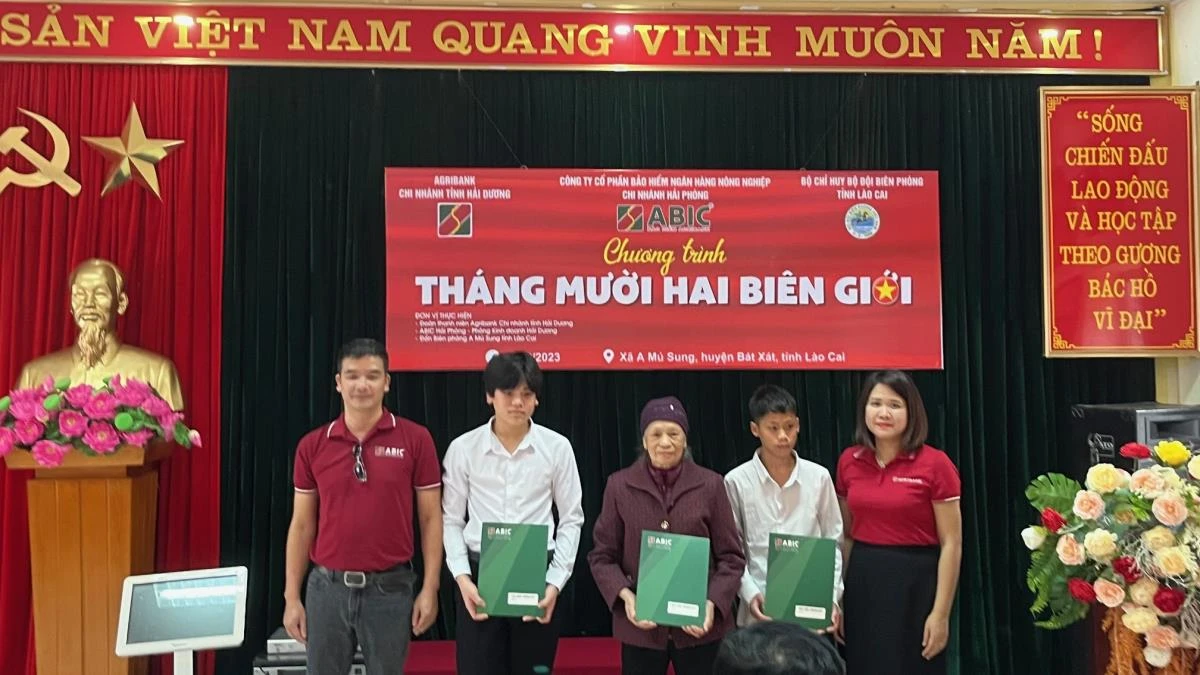 Trao tặng quà cho gia đình liệt sĩ và "Con nuôi đồn Biên phòng".