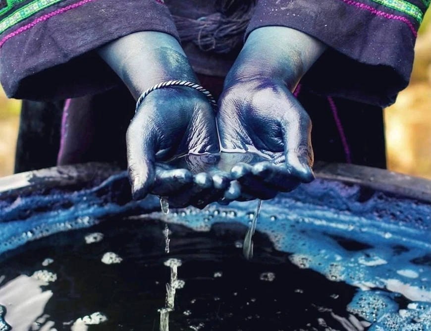 Màu chàm bám vào da tay của những người phụ nữ chuyên làm công đoạn nhuộm vải và không thể rửa sạch. Màu da chỉ trở lại bình thường trong một thời gian dài sau khi họ dừng công việc nhuộm vải.