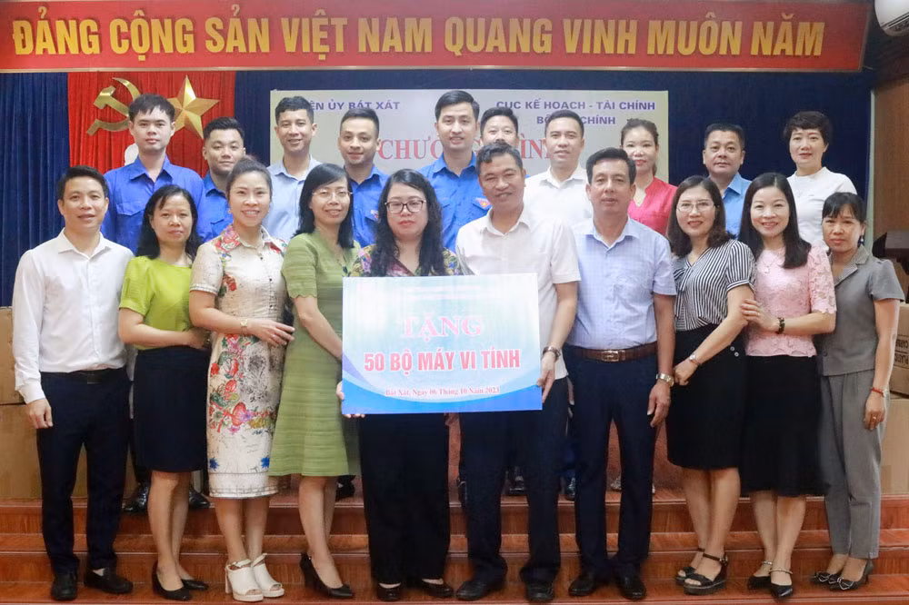 Đoàn cong tác trao máy tính cho ngành giáo dục huyện Bát Xát.jpg