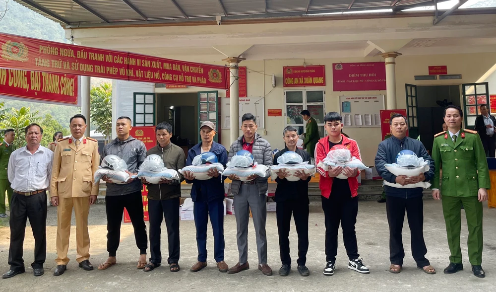 Tặng quà cho các cá nhân tự giác giao nộp vũ khí tự chế.jpg