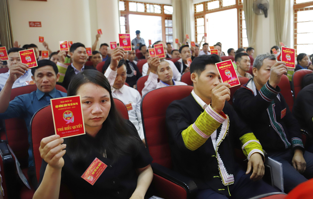 Đại biểu thông qua nghị quyết. _MG_8511.JPG