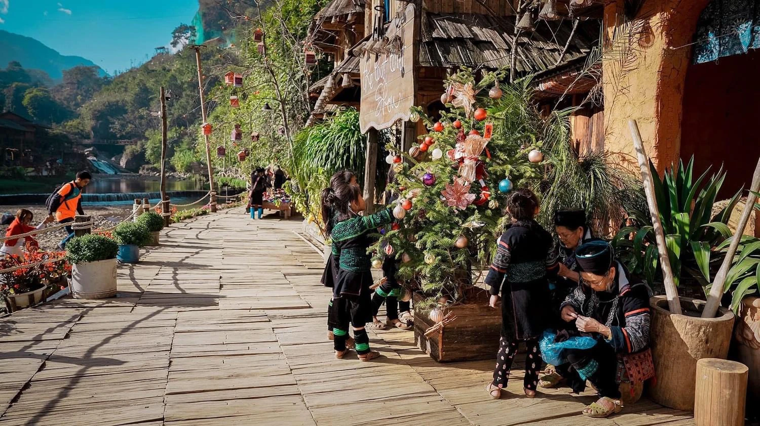 Người dân địa phương nhận thức được lòng tự hào và trách nhiệm bảo vệ văn hóa dân tộc, tôn vinh giá trị của trang phục địa phương.