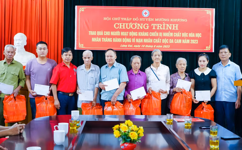 Hội CTĐ huyện tặng 15 suất quà cho 15 gia đình các xã Lùng Vai, Bản Lầu, Bản Sen, mỗi suất quà trị giá 500 ngàn đồng.jpg