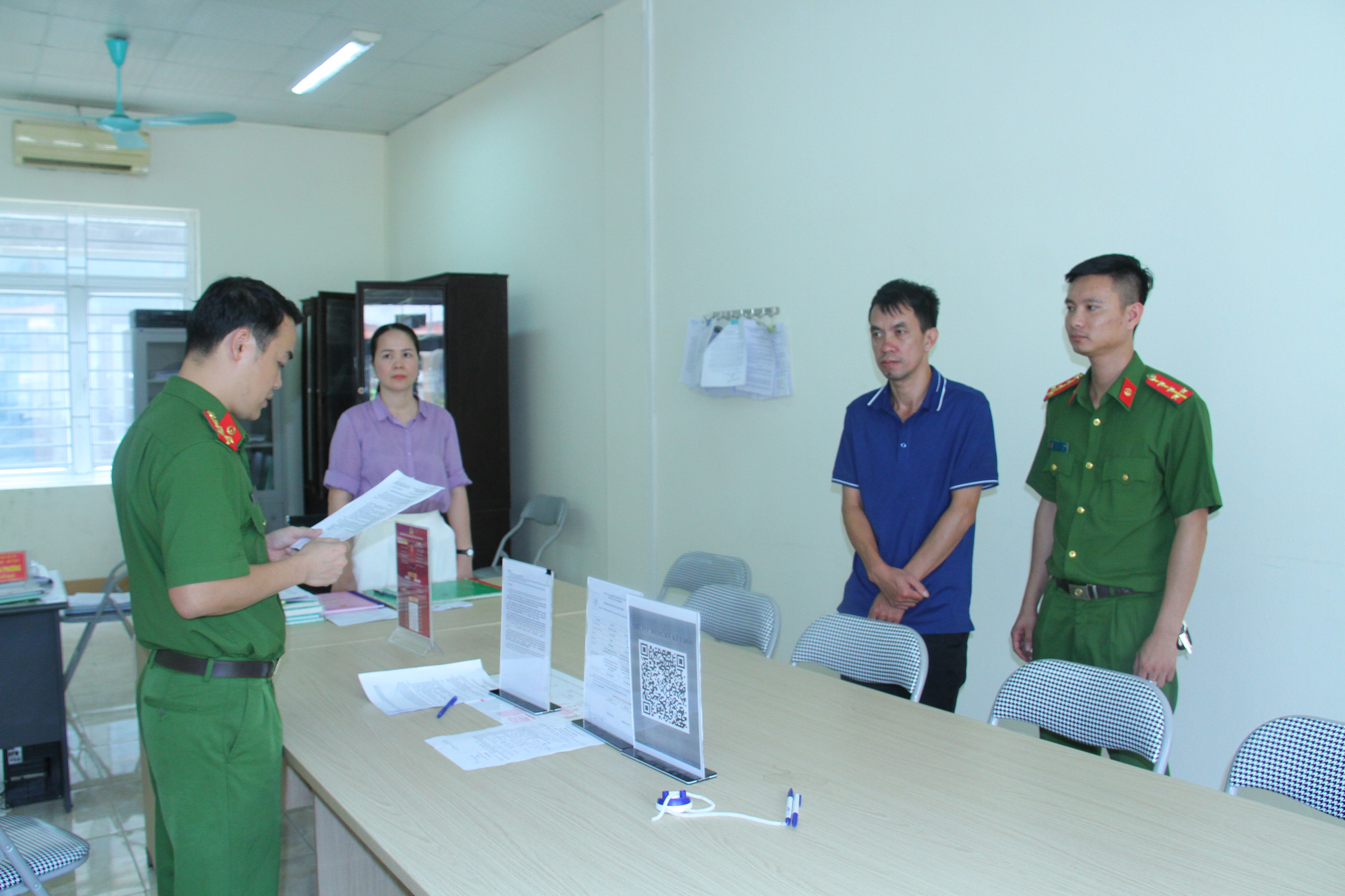 Cơ quan Cảnh sát điều tra Công an thành phố Lào Cai đọc Lệnh giữ người trong trường hợp khẩn cấp đối với Kiều Duy Quyền. Cơ quan CSĐT Công an thành phố Lào Cai đọc Lệnh giữ người trong trường hợp khẩn cấp đối với Kiều Duy Quyền.JPG