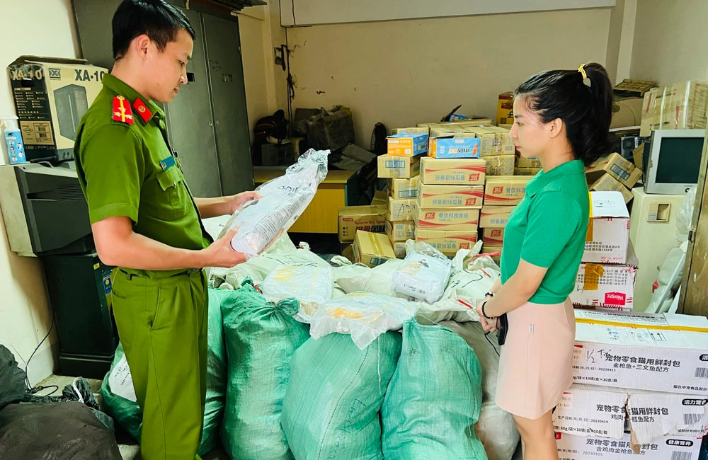 Ảnh 2. Lực lượng chức năng thu giữ lô hàng thức an chó, mèo không ro nguồn gốc (1).jpg