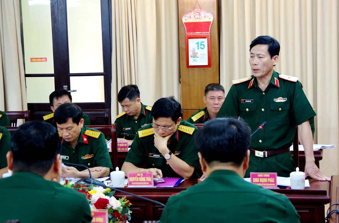 Thieu tuong Dinh Manh Phac phat bieu tai Hoi nghi.JPG