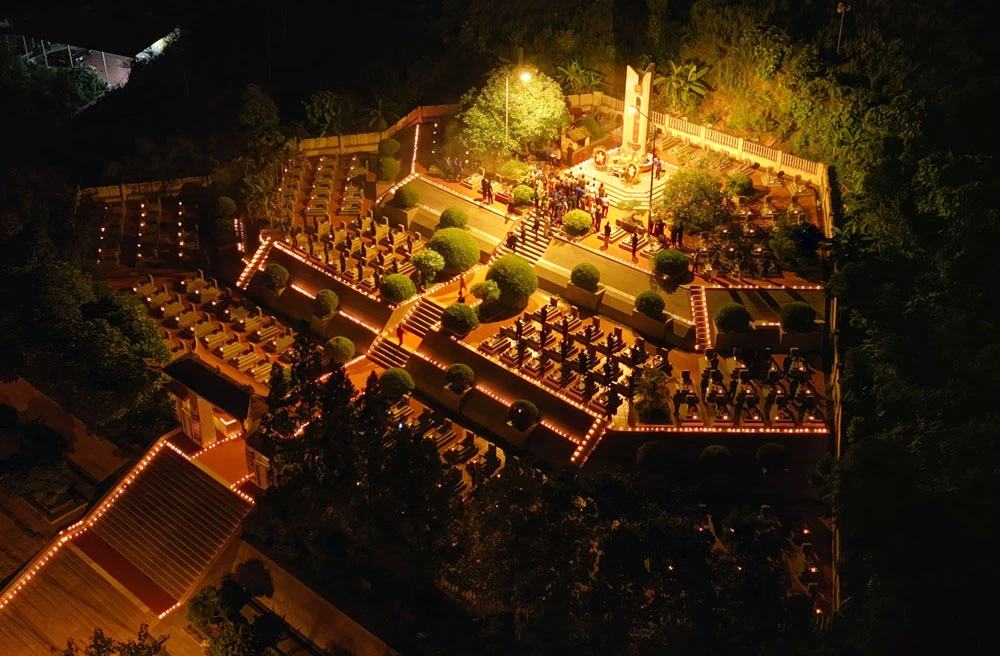 Nghĩa trang thị trấn lung linh ánh nến.jpg