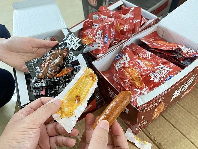 Tất cả mặt hàng thực phẩm ăn liền đều in chữ Trung Quốc, không có tem phụ tiếng Việt, thậm chí không có hạn sử dụng.