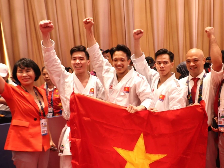 Đội tuyển kata nam Việt Nam ăn mừng HCV với lãnh đạo đoàn.