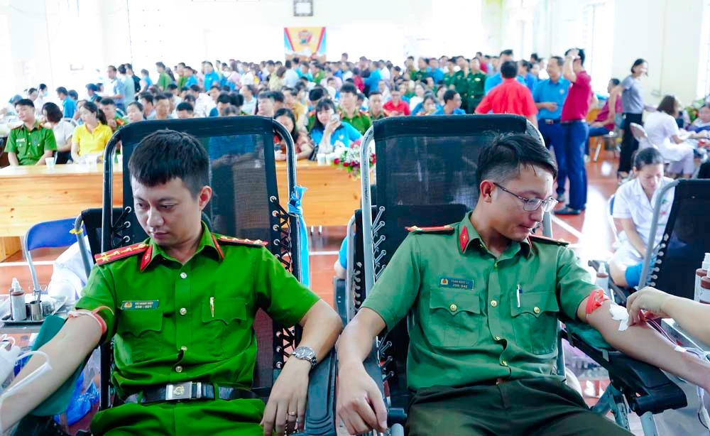 Cán bộ, chiến sỹ lực lượng vũ trang tham gia hiến máu.jpg