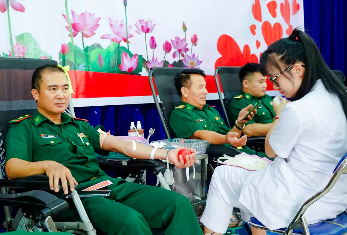 Cán bộ, chiến sỹ lực lượng vũ trang tham gia hiến máu 1.jpg