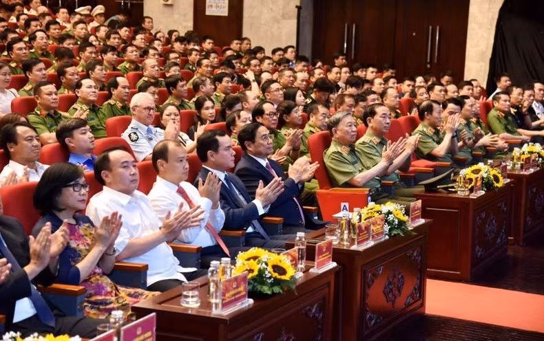 Các đại biểu tham dự chương trình.