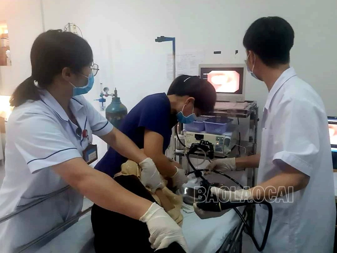 nội soi gắp dị vật cho bệnh nhân.jpg