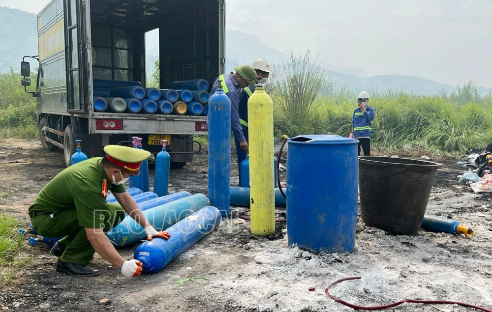 Ảnh 5. Lực lượng chức năng tiến hành tiêu hủy lô khí cười.jpg