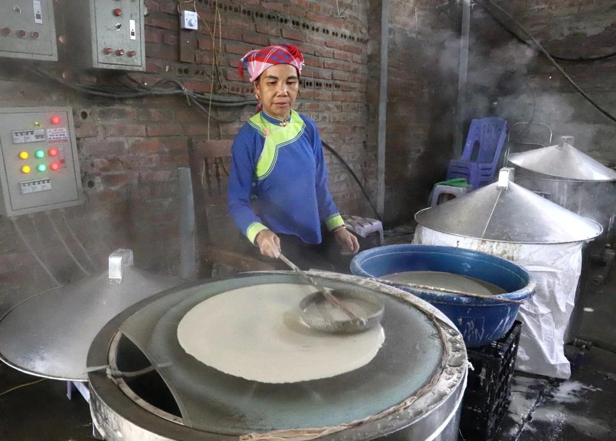 Tại HTX Hưng Hiền, miến dong được sản xuất theo cách truyền thống.