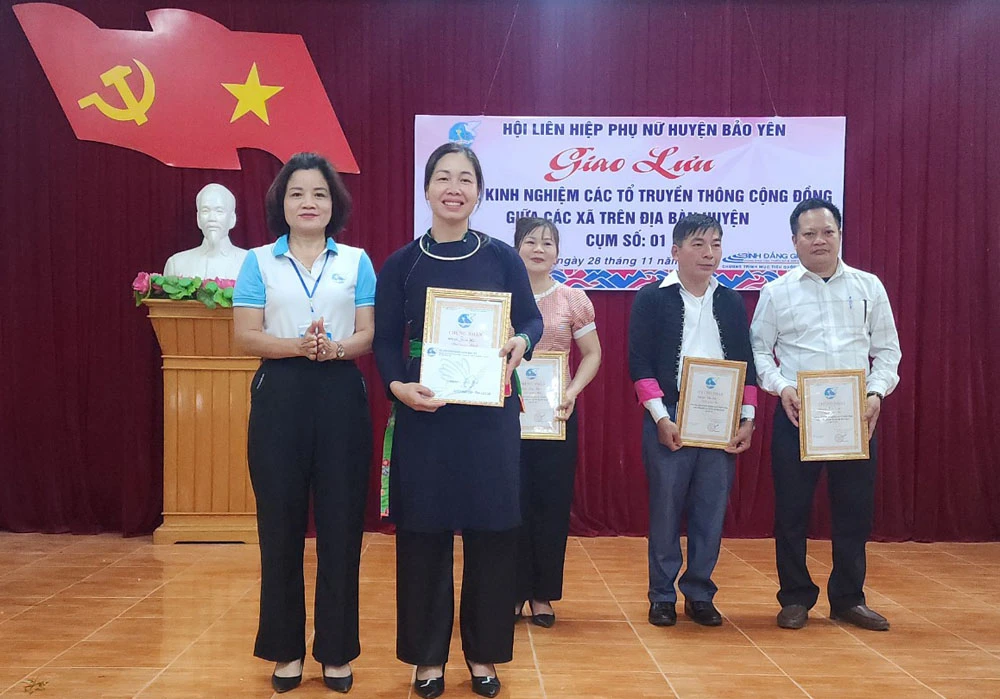 Chủ tịch Hội LHPN Bảo Yên trao giải nhất cho đội xã Bảo Hà.jpg