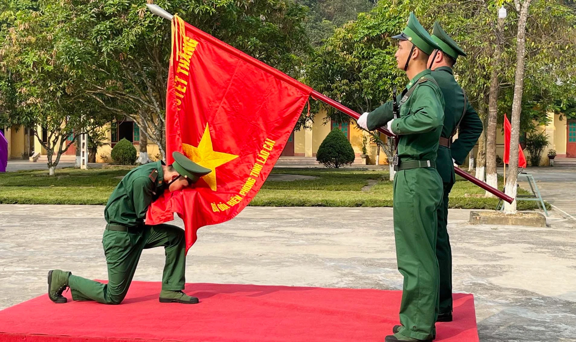 Thực hiện nghi thức thiêng liêng hôn lên Quân kỳ Quyết thắng.jpg