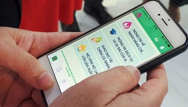 Khách hàng ngày càng quen dần với việc tiếp cận các sản phẩm dịch vụ ngân hàng trên điện thoại di động.