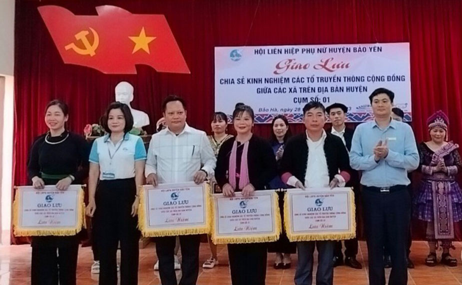 Ban Tổ chức tặng Cờ lưu niệm cho các đội tham gia. Ban tổ chức trao cờ lưu niệm cho các đội tham gia giao lưu.jpg