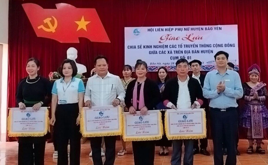 Ban tổ chức trao cờ lưu niệm cho các đội tham gia giao lưu.jpg