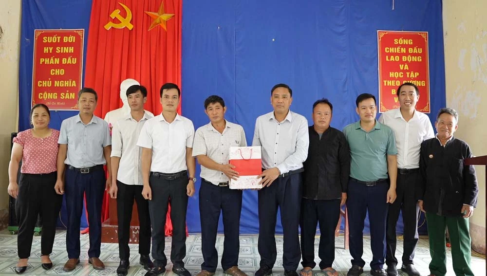 tặng quà cho chi bộ Ải Nam.jpg