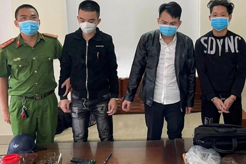 Các đối tượng từ trái sang Huỳnh Bá Thành, Nguyễn Đức Thiên An và Trương Đức Mạnh tại cơ quan Công an. Các đối tượng từ trái sang Huỳnh Bá Thành, Nguyễn Đức Thiên An và Trương Đức Mạnh tại cơ quan Công an.