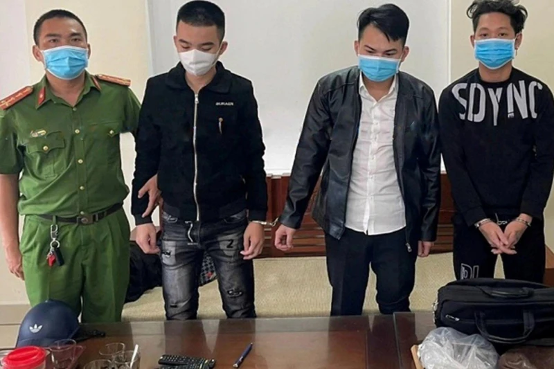 Các đối tượng từ trái sang Huỳnh Bá Thành, Nguyễn Đức Thiên An và Trương Đức Mạnh tại cơ quan Công an.