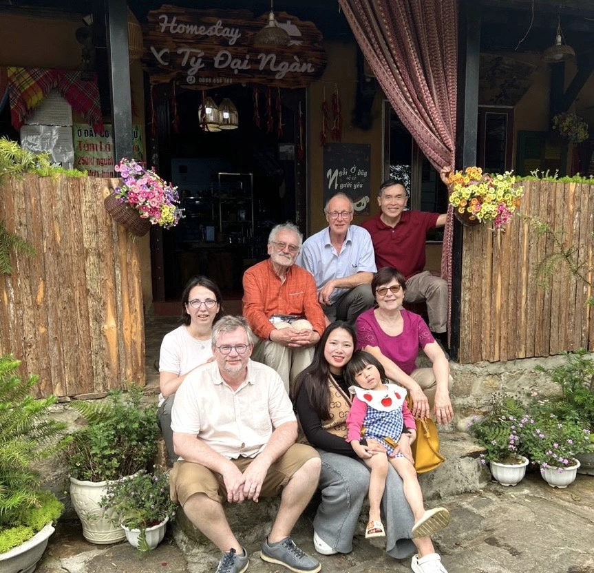 Du khách nước ngoài tìm hiểu về Homestay qua các trang du lịch của Việt Nam.