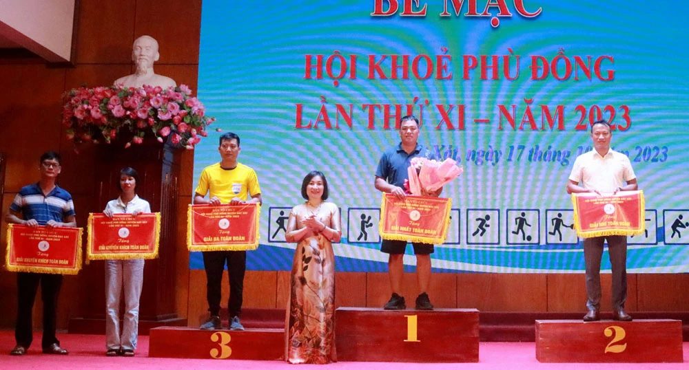 Trao giải toàn đoàn cho bậc Tiểu học.jpg