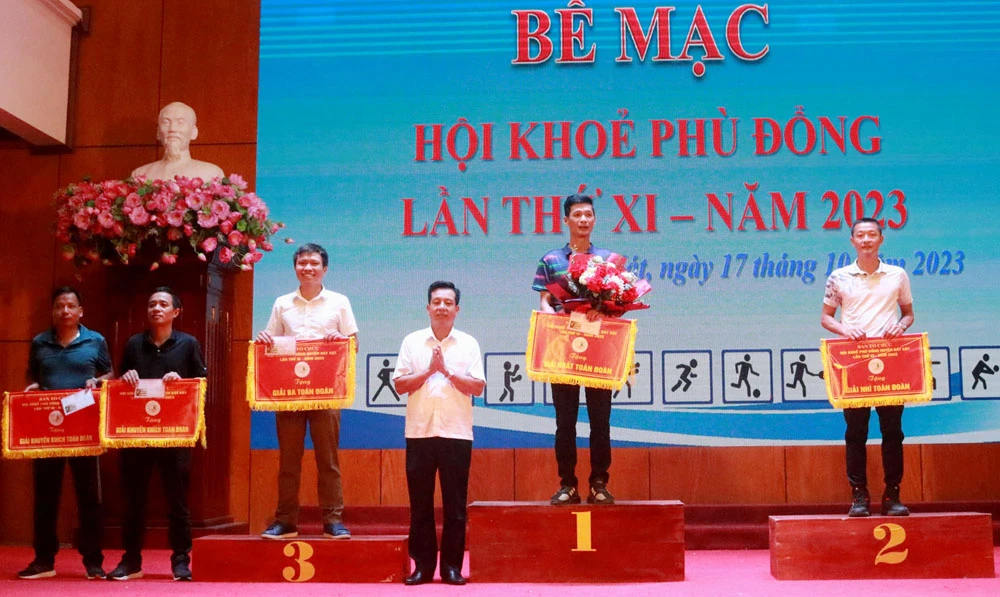 Trao giải toàn đoàn cho bậc THCS.jpg