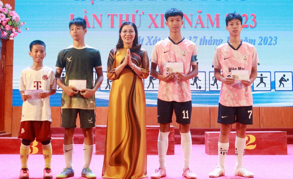Trao giải chuyên đề cho các VĐV xuất sắc.JPG