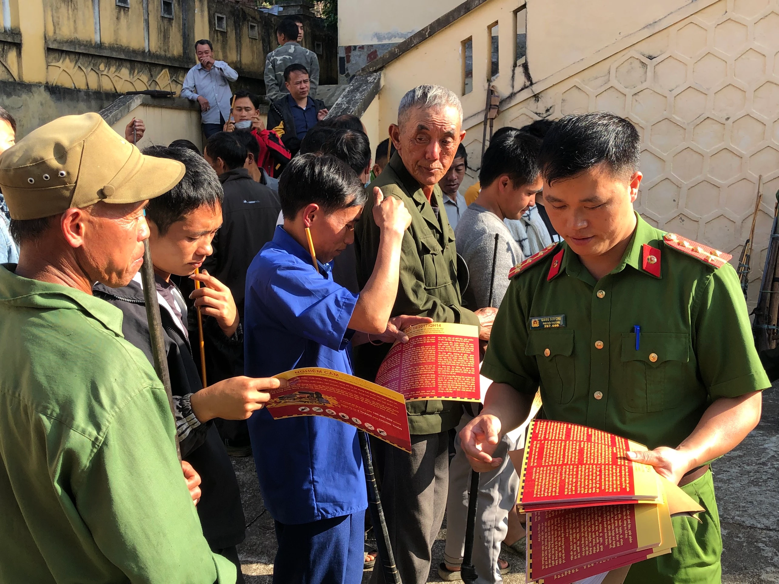 Công an huyện Si Ma Cai phát tờ rơi tuyên truyền pháp luật về vũ khí, vật liệu nổ, công cụ hỗ trợ.