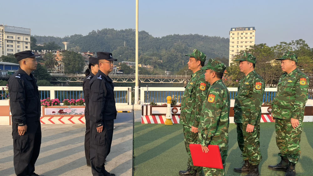 Lực lượng Biên phòng Lào Cai và Chi đội quản lý Biên giới Hồng Hà gặp gỡ trao đổi trên vạch phân định đường biên giới Cửa khẩu Quốc tế Lào Cai - Hà Khẩu. luc-luong-bien-phong-lao-cai-va-chi-doi-quan-ly-bien-gioi-hong-ha-gap-go-trao-doi-tren-vach-phan-dinh-duong-bien-gioi-cua-khau-quoc-te-lao-cai-ha-khau-5047.jpg