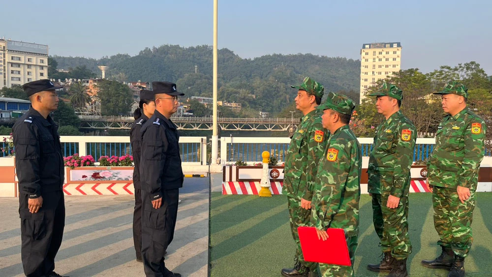 luc-luong-bien-phong-lao-cai-va-chi-doi-quan-ly-bien-gioi-hong-ha-gap-go-trao-doi-tren-vach-phan-dinh-duong-bien-gioi-cua-khau-quoc-te-lao-cai-ha-khau-5047.jpg
