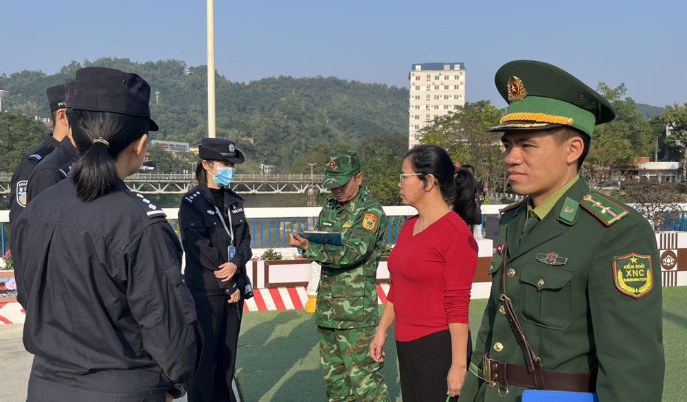 Lực lượng biên phòng hai bên tổ chức bàn giao, tiếp nhận công dân cư trú bất hợp pháp tại Hà Khẩu (Trung Quốc). luc-luong-bien-phong-hai-ben-to-chuc-ban-giao-tiep-nhan-cong-dan-cu-tru-bat-hop-phap-tai-ha-khau-trung-quoc-8359.jpg