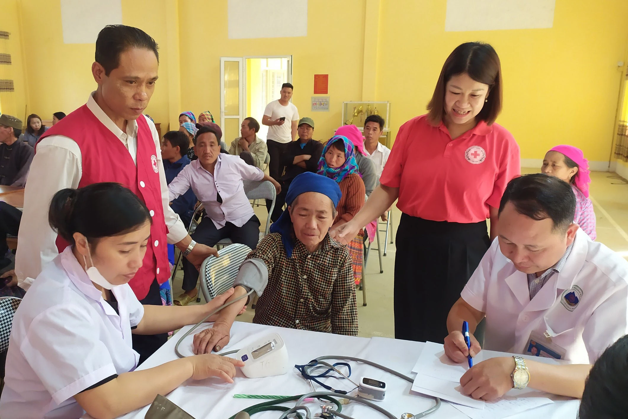 khám, phá thuốc miễn phí cho các hộ dân thuộc diện hộ nghèo tại xã Thải Giàng Phố.jpg