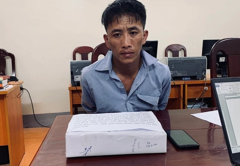 Vàng A Dia cùng tang vật khi bị bắt giữ.